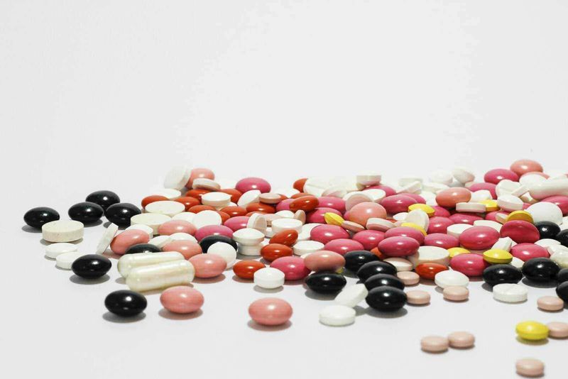 Come agiscono gli antibiotici sui batteri e sul covid 2 Come agiscono sui batteri: Pillole di diversi colori e forme sparse su uno sfondo bianco, rappresentano medicinali, integratori o farmaci. Ideale per articoli su salute, farmaci, medicina o benessere. Immagine simbolica di farmaceutica e trattamento medico.
