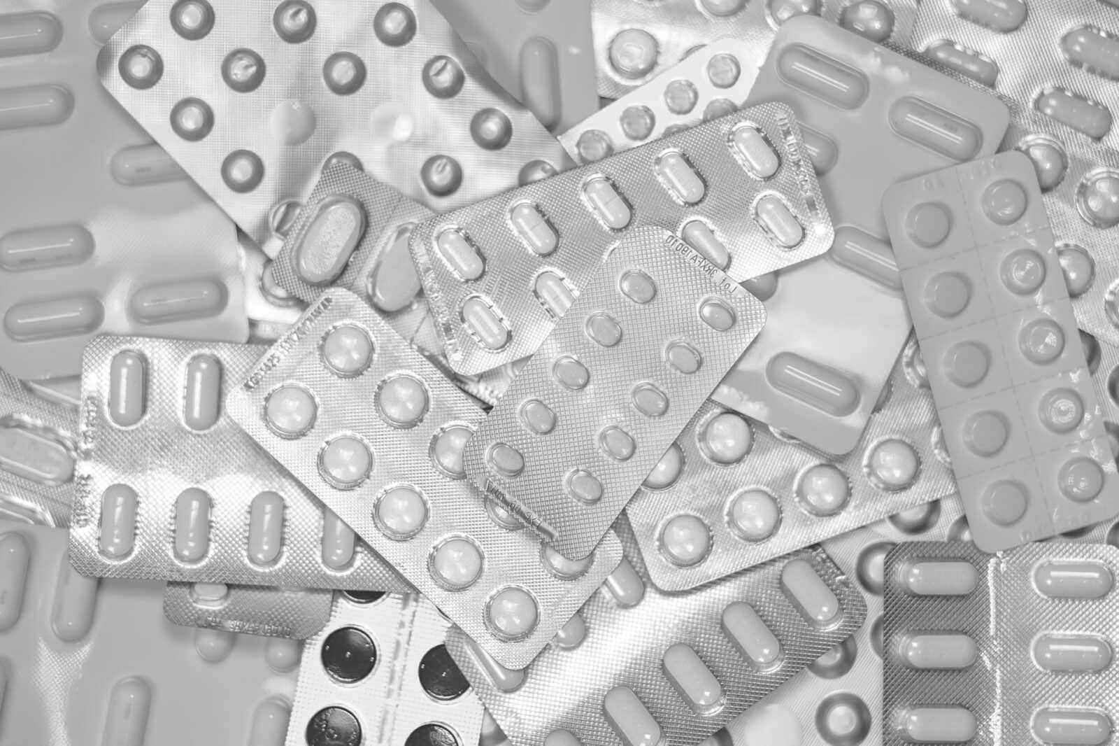Blister di capsule e compresse farmaceutiche in blister di alluminio, in bianco e nero, per la vendita di medicinali e integratori alimentari, contengono pillole e capsule in formato medica.