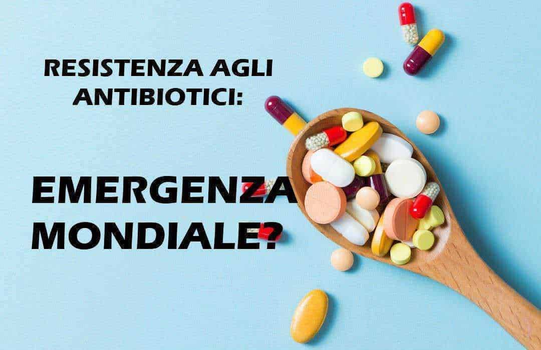 Farmaci e capsule medicinali su cucchiaio di legno contro antibiotici resistenti e emergenza mondiale, concetto di crisi sanitaria e antibiotico-resistenza.