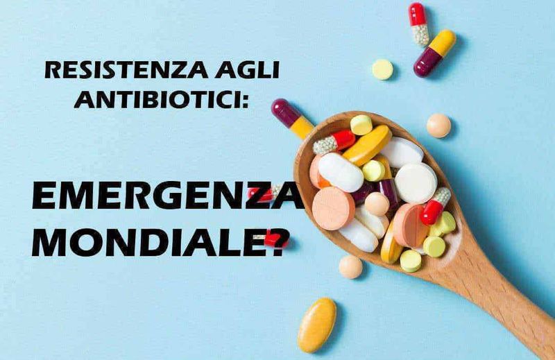 Come agiscono gli antibiotici sui batteri e sul covid 4 Farmaci e capsule medicinali su cucchiaio di legno contro antibiotici resistenti e emergenza mondiale, concetto di crisi sanitaria e antibiotico-resistenza.