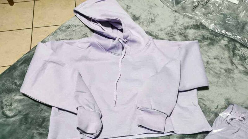 Come vestirsi bene con outfit sportivo ma elegante 5 Casacca sportiva con cappuccio e zip frontale, abbigliamento casual in tessuto leggero, disponibile sul blog Appunti Sul Blog per appassionati di moda e fitness.