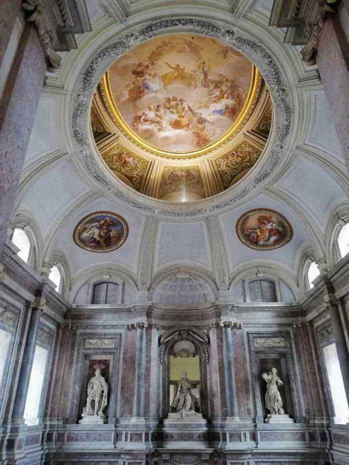 Cosa vedere Reggia di Caserta, location Star Wars 5 Arte barocca con soffitto affrescato e sculture in marmo, interno di una chiesa storica. Ricco di dettagli decorativi, colonne e dipinti sacri, rappresenta l'arte religiosa grandiosa e l'architettura elegante.