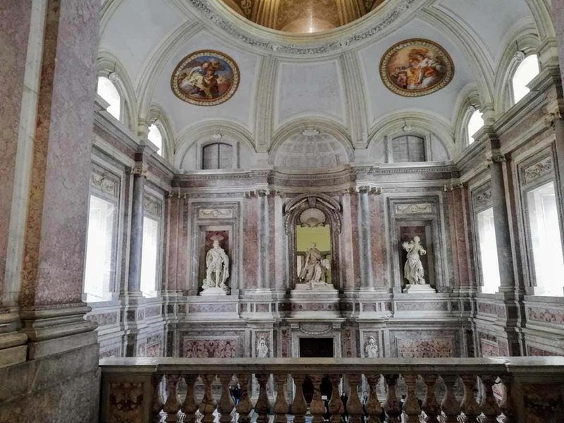Cosa vedere Reggia di Caserta, location Star Wars 4 Maestosa sala barocca con statue di marmo, archi decorativi e dipinti religiosi sul soffitto in stile storico italiano. Perfetta rappresentazione dell'arte sacra e dell'architettura rinascimentale.