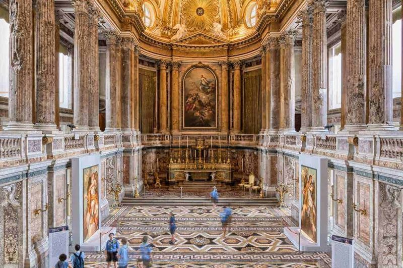 Cosa vedere Reggia di Caserta, location Star Wars 6 Opulenta sala barocca con affreschi dorati, colonne intricate e dettagli architettonici ricchi di storia in un museo di arte e cultura italiana.