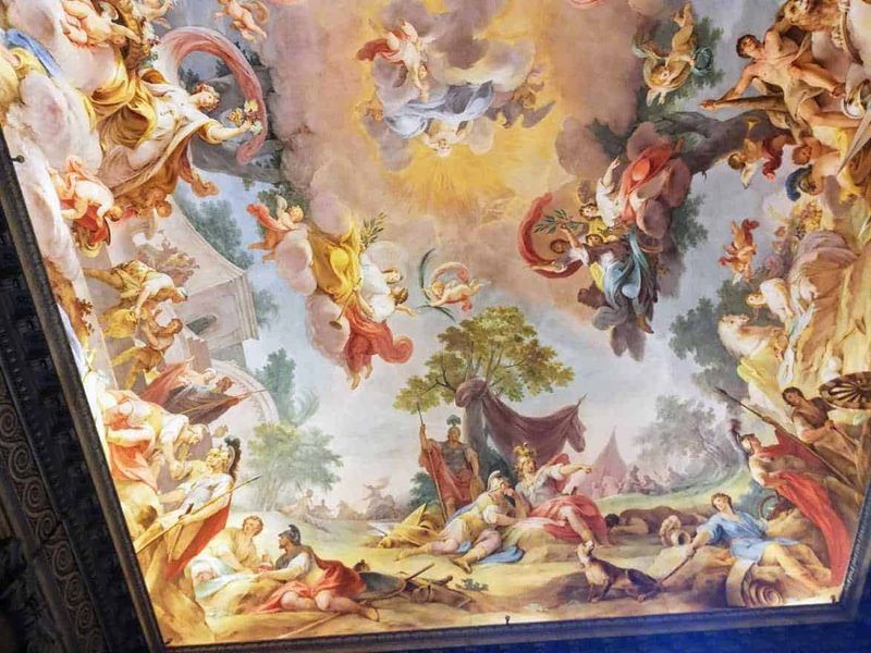 Cosa vedere Reggia di Caserta, location Star Wars 8 Vetro dipinto con scene mitologiche e figure angeliche in stile barocco, ornato con dettagli artistici e colori vivaci, decorazione innovativa e artistica per la casa o il luogo pubblico.