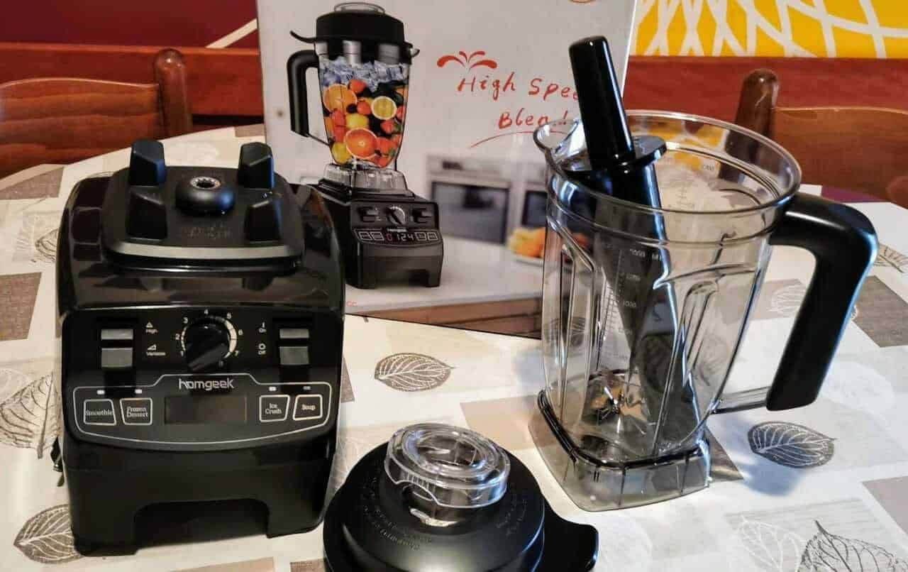 Lubro a frullatore e accessori per preparare frullati di frutta freschi e salutari. Mixer potente e versatilità in cucina per smoothies, smoothie e cocktail rejuvenating.