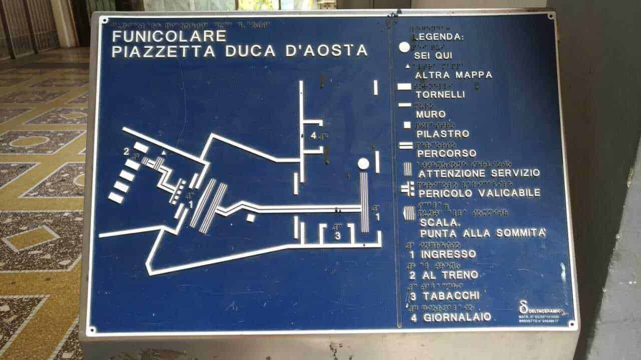 Cappella di San Ferdinando a Napoli, esempio di architettura neoclassica, affiancata da edifici storici e situata nel centro della città.
