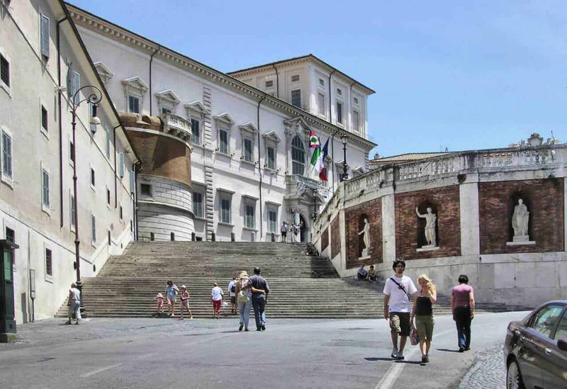 Palazzo del Quirinale a Roma. Quirinale cos'è? 2 Alt text: Scala di Trinità dei Monti con statue e edificio storico, set fotografico di Roma, Italia, esplorazione turistica e cultura italiana.
