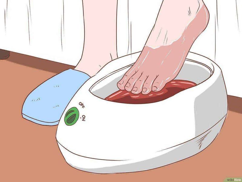 Rimedio naturale per eliminare i calli dei piedi senza dolore. 3 Appunti Sul Blog - Immagine di una persona che mette le mani in una macchina per la lavorazione del cera o del materiale termoplastico, in un contesto di fai-da-te o artigianato; strumenti e sicurezza.