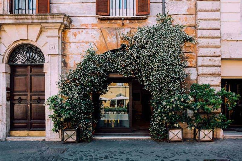 Via dei Coronari negozi e rosari a Roma 4 Gelateria del Teatro in Via dei Coronari a Roma