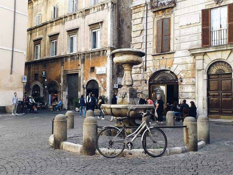 Via dei Coronari negozi e rosari a Roma 5 Fontana di Piazza San Simeone in Via dei Coronari