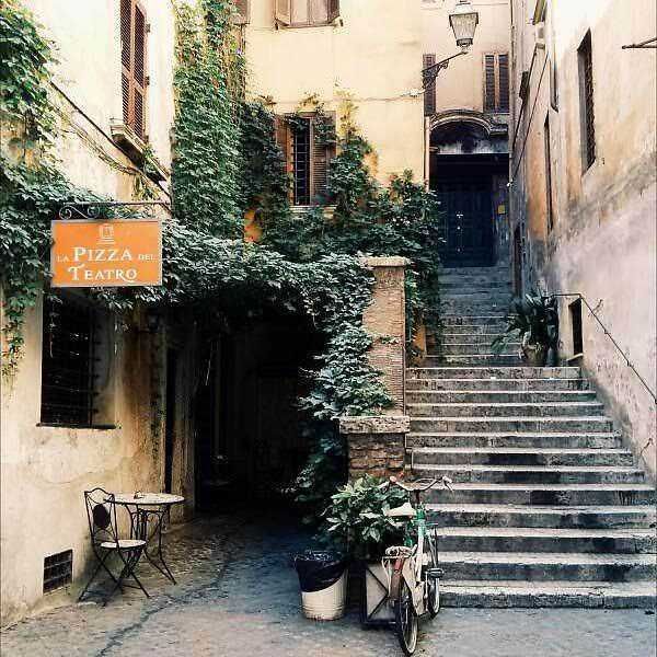 Via dei Coronari negozi e rosari a Roma 3 Via dei Coronari nel centro storico di Roma