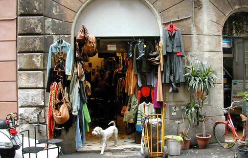Via del Governo Vecchio a Roma negozi vintage