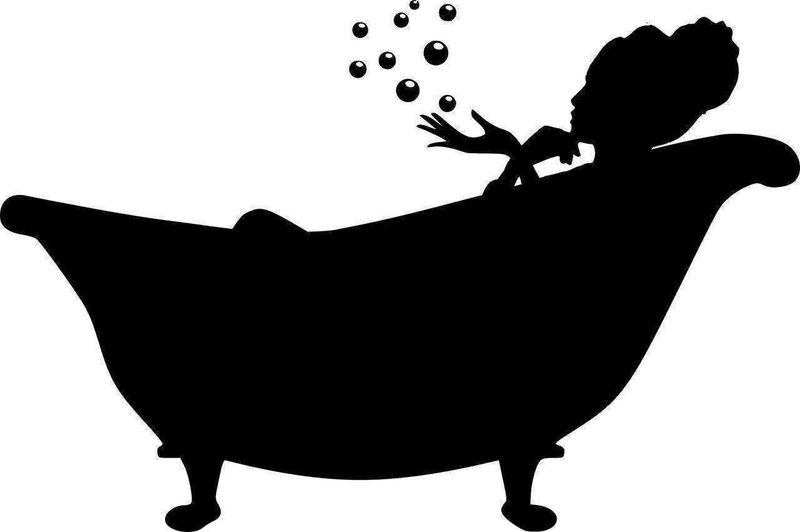 Benefici del bagno meglio doccia o vasca? 4 Siluetta nera di un bambino che gioca con le bolle di sapone in una vasca da bagno vintage, intagliata in stile silhouette.
