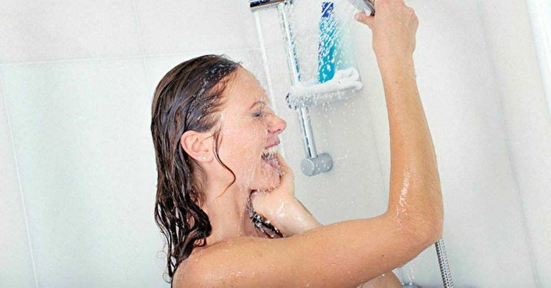 Benefici del bagno meglio doccia o vasca? 2 Bagno o doccia: Pulizia del corpo sotto la doccia con acqua fredda, donna felice che si rinnova, benessere e igiene personale, immagine di cura del corpo, relax in bagno.