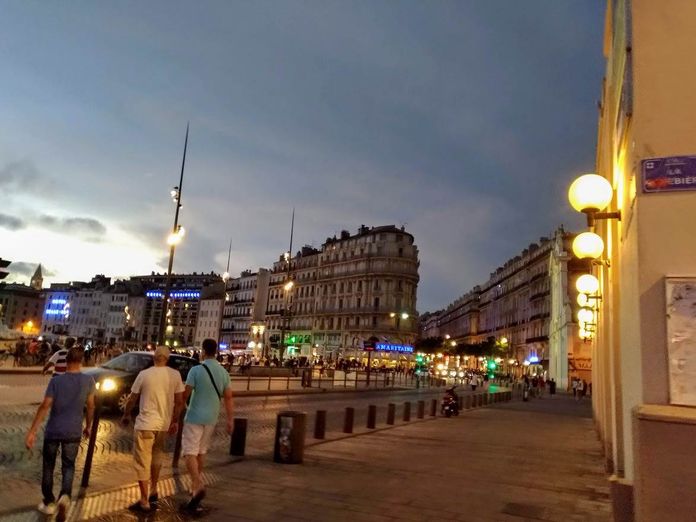 Cosa vedere a Marsiglia a piedi dal porto di sera