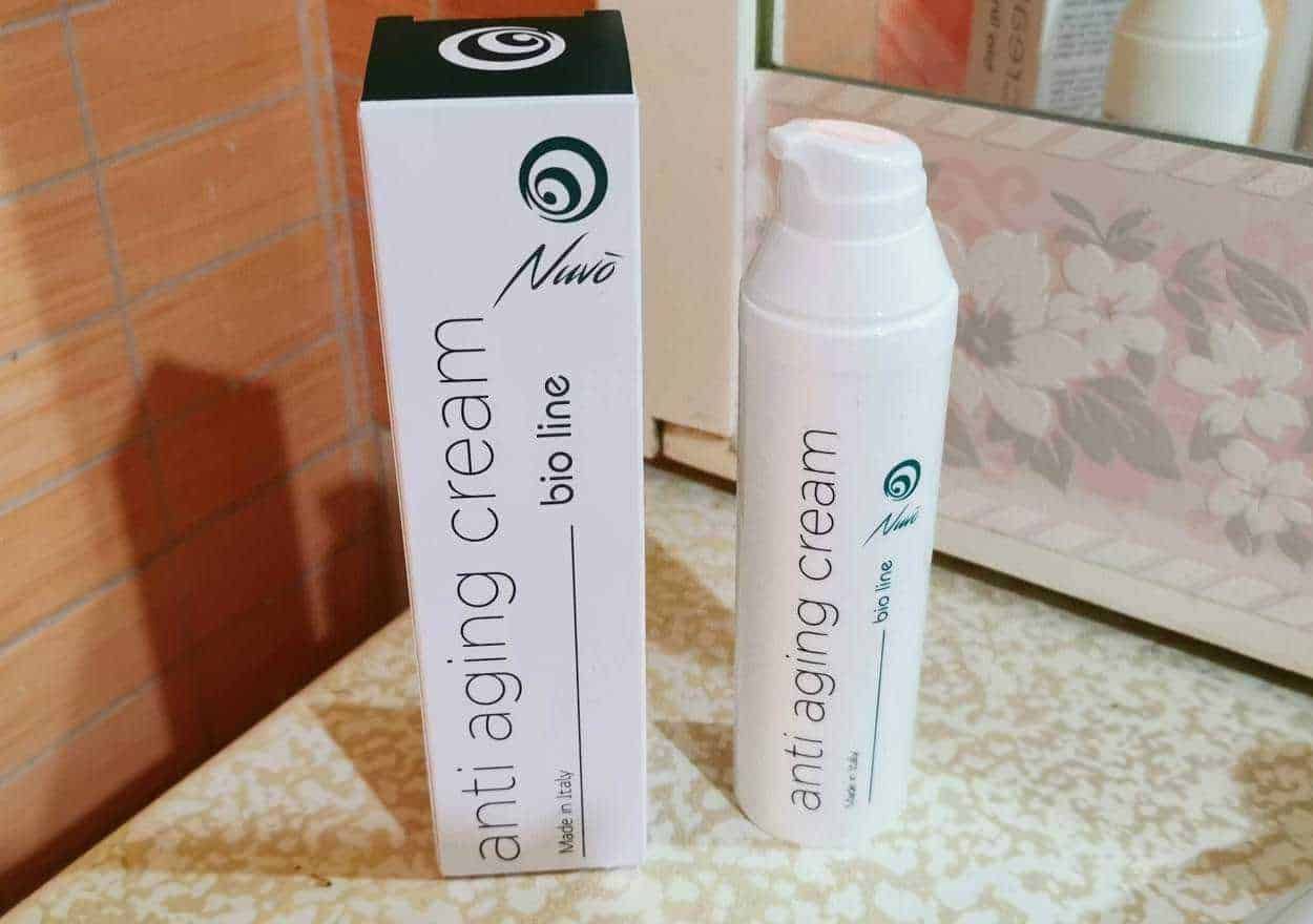 Crema antibatterica naturale in packaging bianco, ideale per uso quotidiano, con design elegante e logo distintivo.