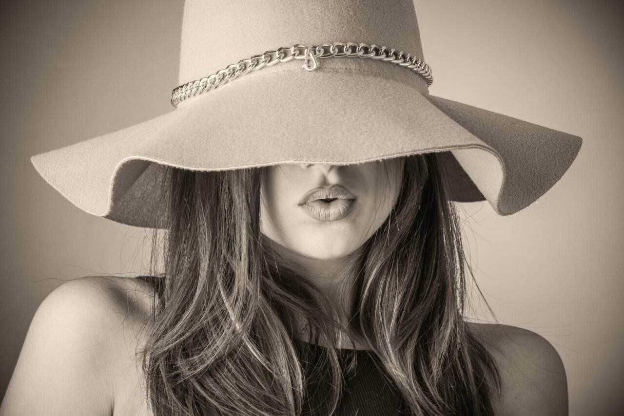 Chapeau femminile eleganza stile moda donna, accessorio di moda alla moda, immagine artistica in bianco e nero.