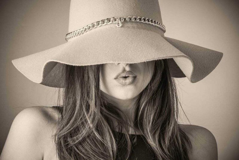 Cura dei Capelli in inverno: 10 consigli per capelli sani 4 Chapeau femminile eleganza stile moda donna, accessorio di moda alla moda, immagine artistica in bianco e nero.