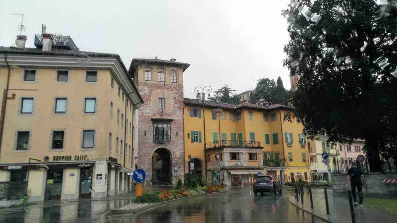 Friuli Venezia Giulia tour nei borghi e province della terra di confine 14 Una sala da tè elegante con arredi classici, scaffali di prodotti da forno e un'atmosfera accogliente, perfetta per gustare deliziosi dolci e tè pregiati in un ambiente raffinato.