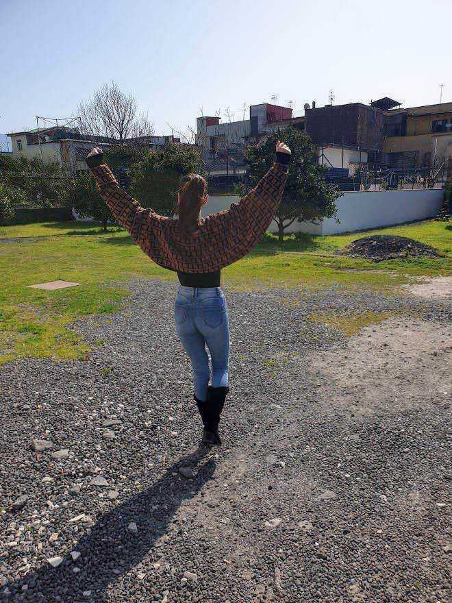 Stile sportivo ragazza con femmeluxe 6 Maglione lavorato a maglia a pipistrello