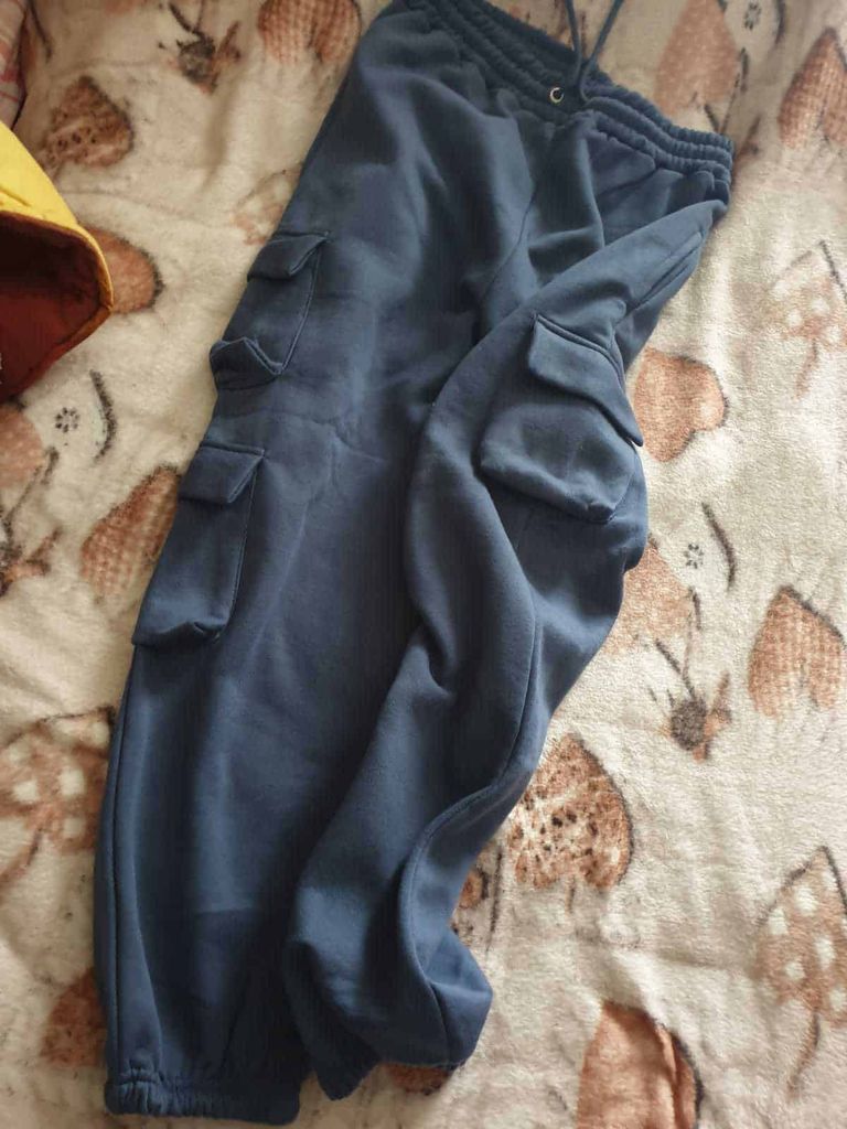Stile sportivo ragazza con femmeluxe 7 Pantaloni da jogging con polsino e coulisse a vita alta oversize in pile blu