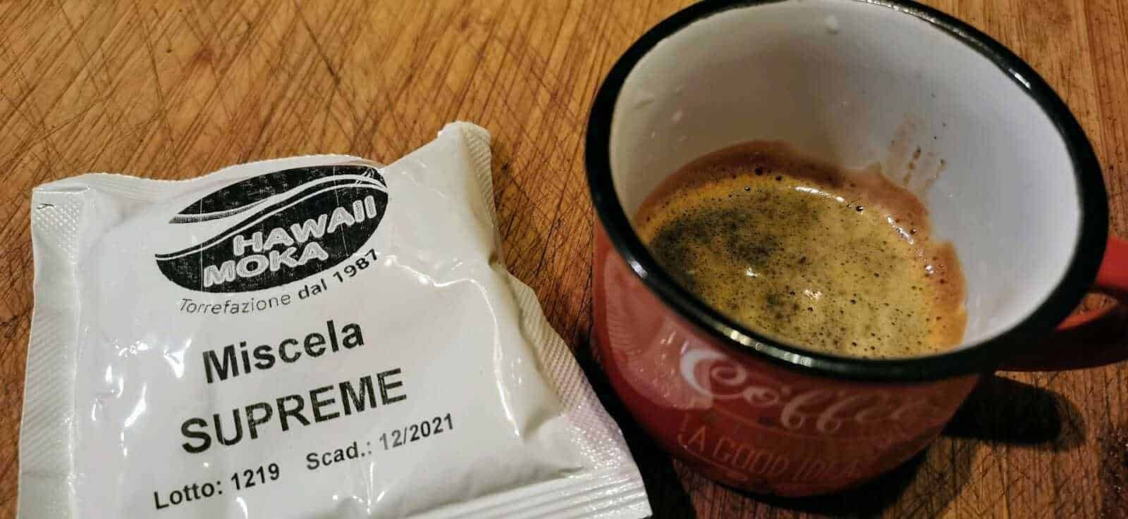 Miscela di caffè istantaneo Hawaii Moka e tazza di espresso con crema dorata su tavolo di legno, perfetta per gli amanti del caffè ricco e aromatico.
