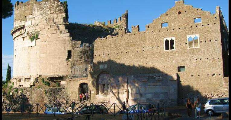 Via Appia Antica in bici sulla "Regina delle strade" a Roma 8 Castello di Roma, restauro e visita a uno dei simboli storici della città, con mura antiche e architettura medievale in piena luce solare, zona archeologica e turistico-culturale.