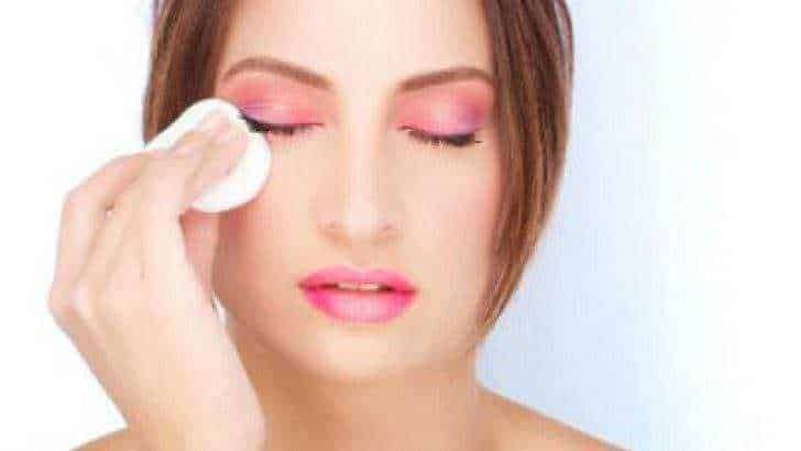 Struccanti naturali fatti in casa: Pulizia del viso, donna che si strucca con dischetto di cotone, cura della pelle, routine di bellezza, skincare quotidiana, tutorial di trucco, prodotti makeup, benessere della pelle, cosmetici naturali, estetica, appuntisulblog.it.