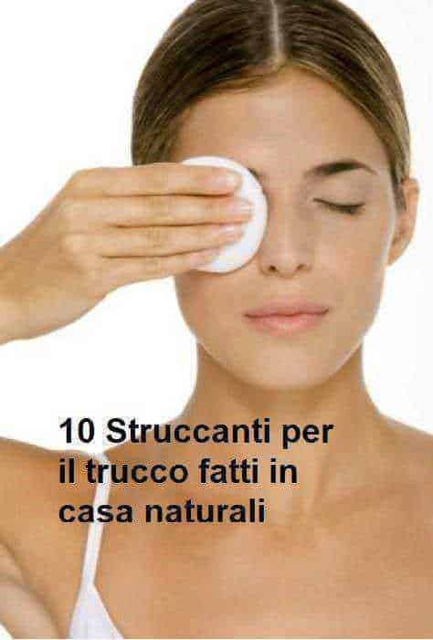 Argento paziente che applica un trattamento di bellezza al viso durante una routine di cura della pelle.