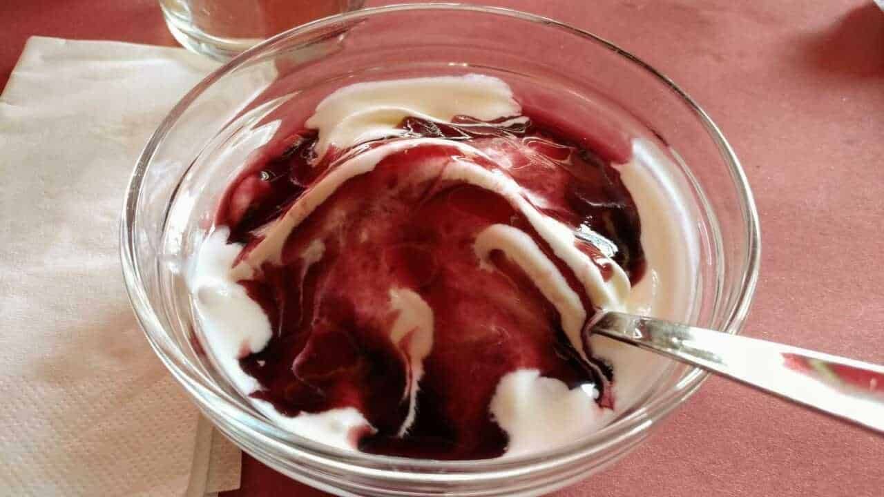 Coppa con latte e yogurt
