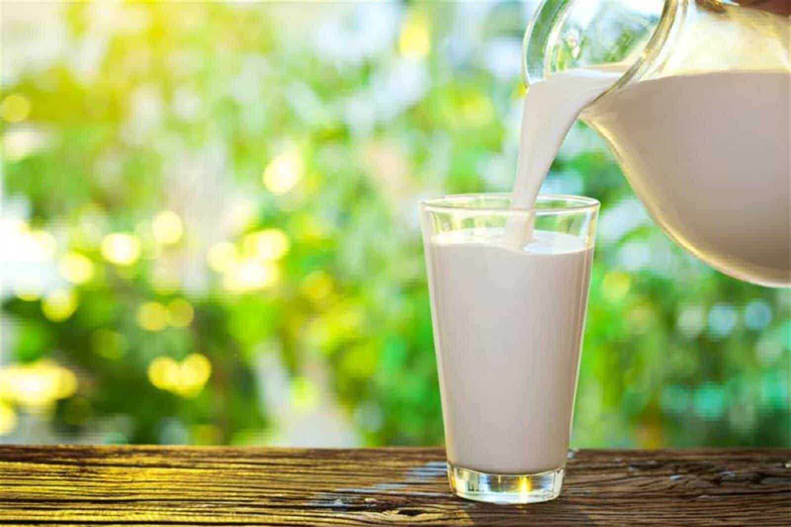 Latte versato in un bicchiere