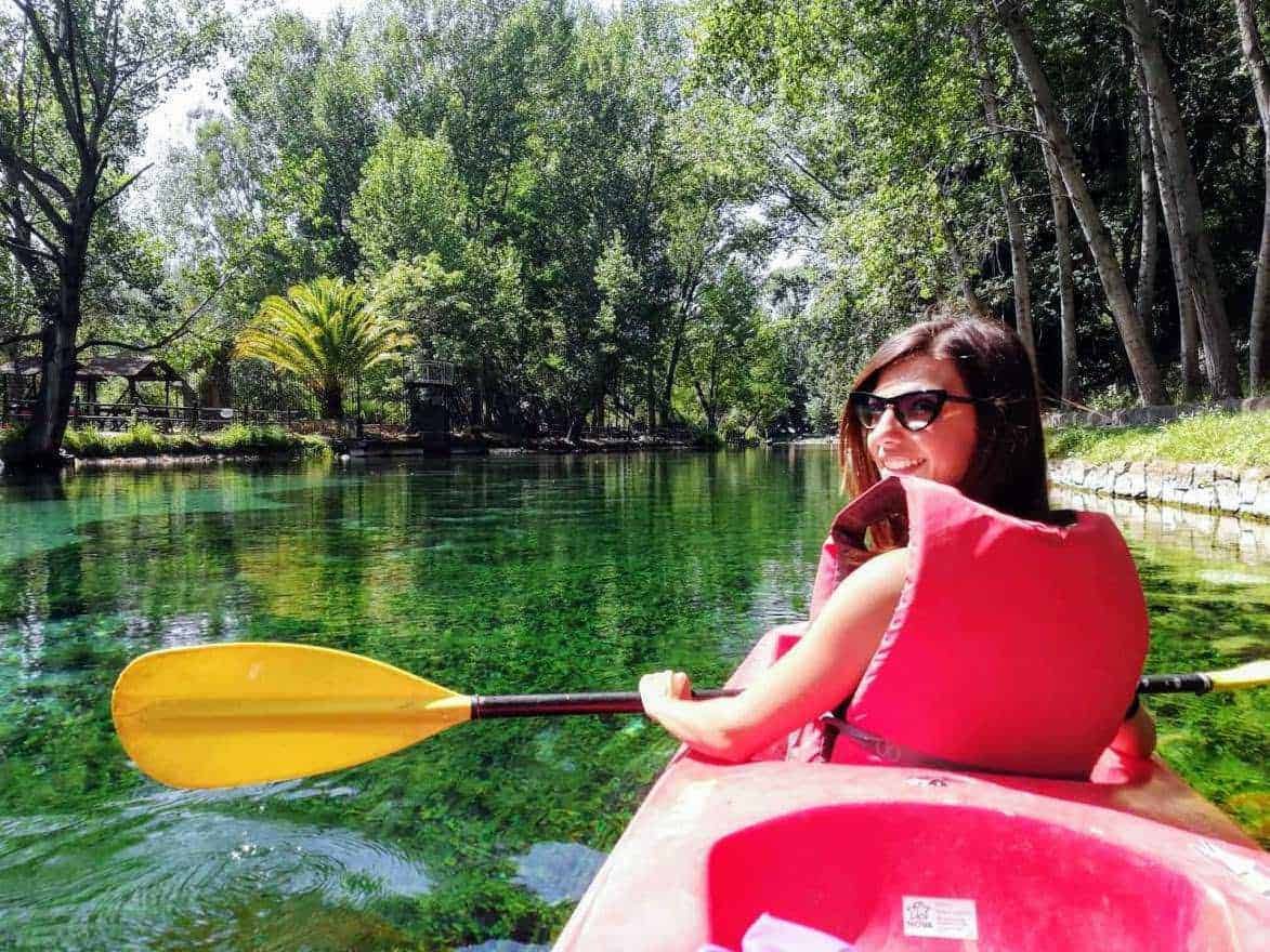 Kayak su un fiume tranquillo circondato da natura verdeggiante, perfetto per avventure all'aperto e turismo sostenibile in natura. Spericolata e rilassante attività di outdoor al mare e in fiume.