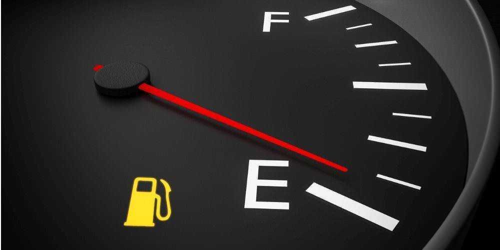Livello carburante basso nel cruscotto dell'auto, indicatore di risparmio energetico.