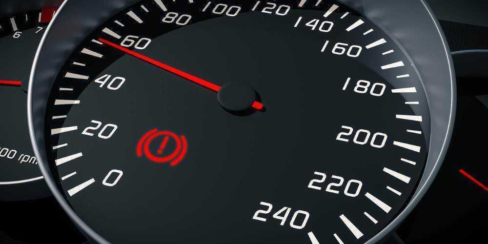Indicatore tachimetro auto con allarme di avviso, simbolo di stop di emergenza, strada secondaria, veicolo, velocità, concentrazione su strumentazione automobilistica, pannello strumenti.