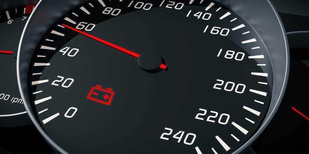 Indicatore livello batteria auto con spia di avvertimento, strada e velocità.