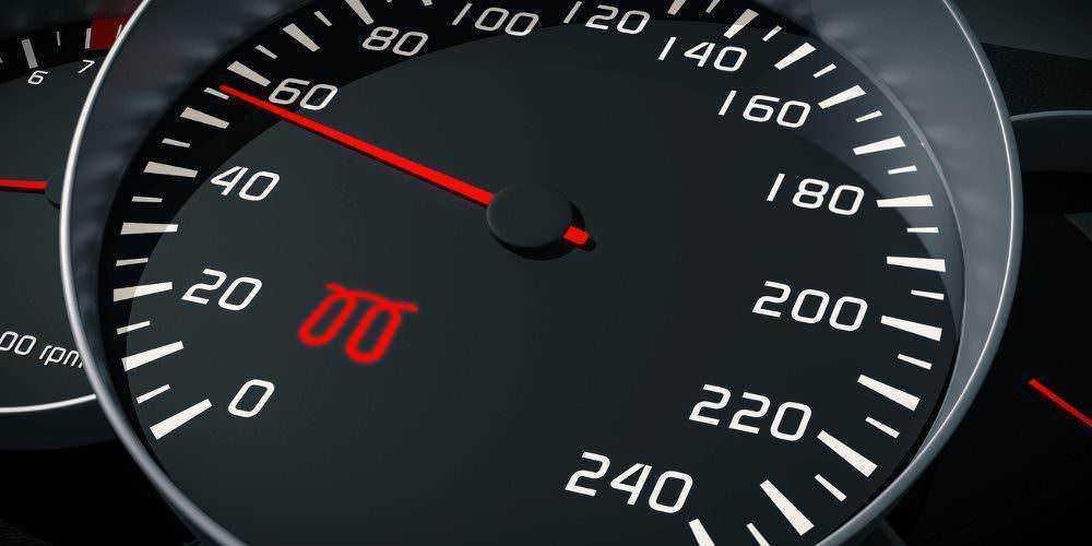 Dinamica tachometer automobilistica con indicatore di velocità e marcature precise, simbolo di velocità e performance del veicolo, ideale per appassionati di motori e guida sportiva.