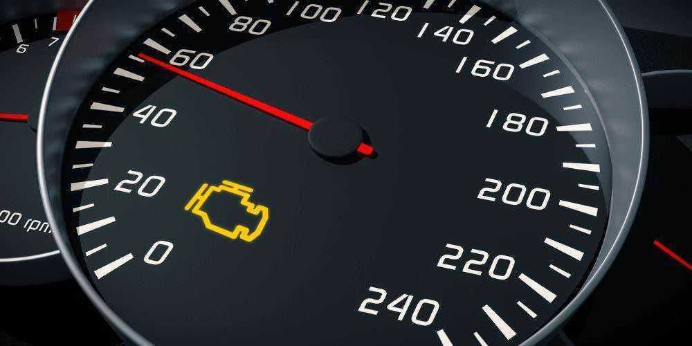 Indicatore motore con spia accesa, tachimetro di un'auto con display digitale, attenzione alla malattia del motore, problema motore auto, monitoraggio della vettura.