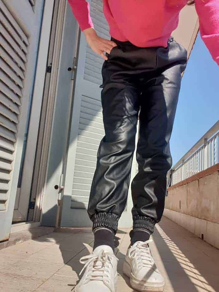 Moda sportiva 2021 per donne piccole e curvy 3 Tuta in similpelle nera con elastico alle caviglie, scarpe sportive bianche, outfit alla moda, look casual, moda autunnale, stile streetwear, outfit trendy, abbigliamento casual elegante, foto outdoor, outfit street style.