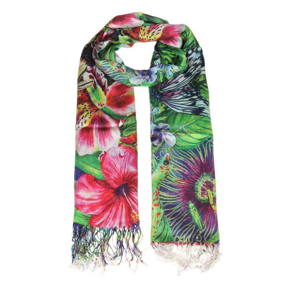 Un foulard colorato con motivi floreali e geometrici, perfetto come accessorio di moda o per aggiungere un tocco di colore al tuo look quotidiano. Tessuto leggero e frange decorative.