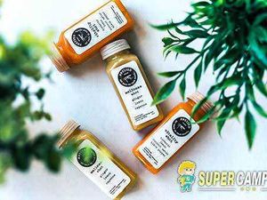 Tutto quello che ti serve lo puoi trovare online: il caso di Supercampione 2 Oli essenziali in bottiglie di vetro con etichette nere, circondati da piante verdi, ideali per il benessere naturale e aromaterapia.