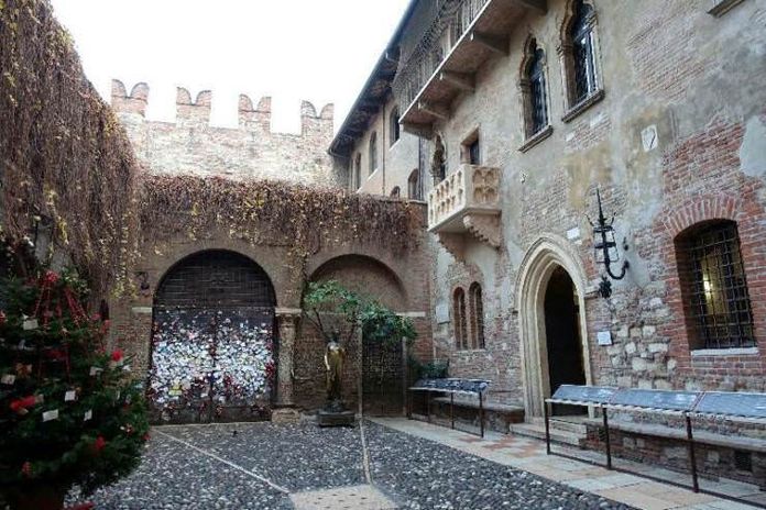 Verona medievale monumenti della piccola Roma: 10 cose da vedere. Balcone di Giulietta e il muro dell’amore