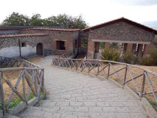 Arianna e San Marco: Vecchia casa in pietra con percorso pedonale in pietra e ringhiere in legno, ambiente rurale italiano, architettura tradizionale, suggestivo e autentico, perfetto per appunti sul blog dedicati a borghi e storia locale.