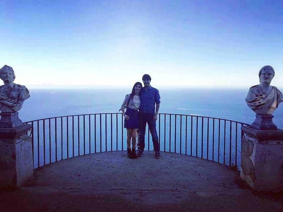 Vista panoramica dal punto di osservazione con coppia di persone, busti in pietra e mare sullo sfondo, luogo turistico suggestivo, foto di viaggio e relax, Appunti Sul Blog.