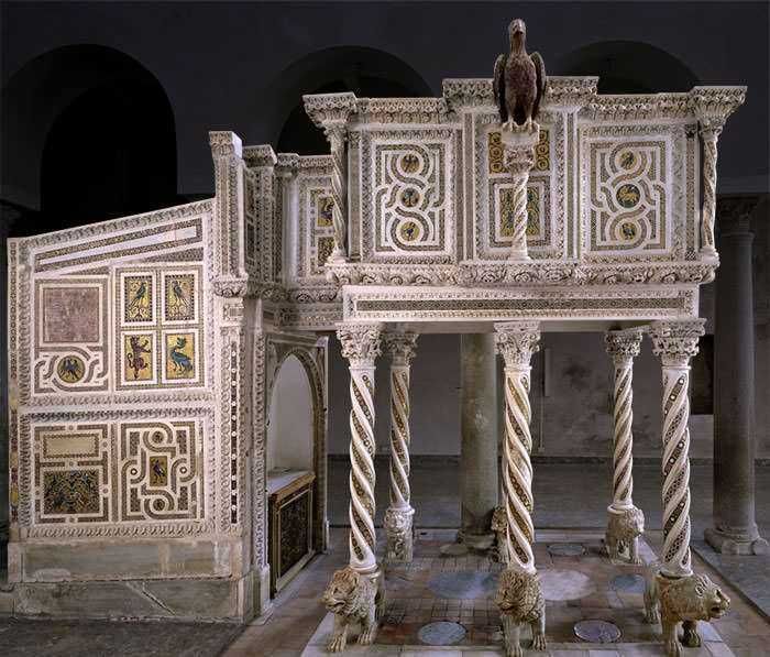 LALT: Altare romano in marmo con colonne a spirale e sculture di leoni alle basi, decorato con mosaici e rilievi, esempio di arte e architettura antica in epoca romana.