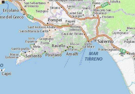 Ravello in un giorno: Paesaggio costiero della Costa Amalfitana con città come Sorrento, Positano e Salerno, immagini mozzafiato del Mar Tirreno e delle sue caratteristiche coste rocciose e pittoresche per itinerari turistici in Campania.