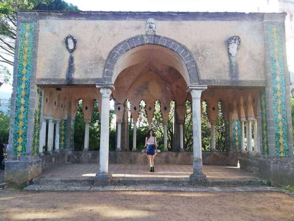 Architettura storica con colonne e decorazioni in ceramica colorata, scenario suggestivo per foto di viaggio e turismo culturale, situato in un parco naturale.