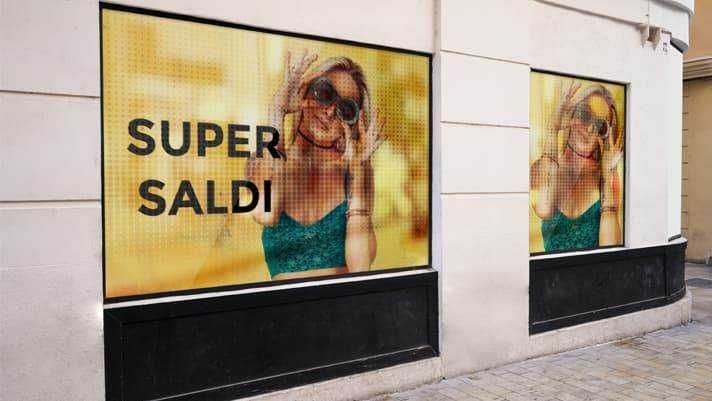 Slider pubblicitario con offerta speciale "Super Saldi" su finestre di negozio con donna sorridente e occhiali da sole, promozione stagionale, attirare clienti con banner promozionale.