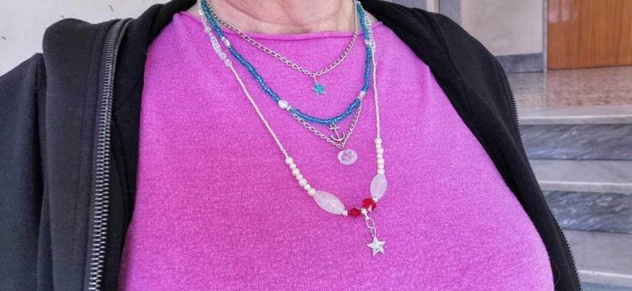 Love create me bigiotteria allegra estiva 2 Colorful layered necklaces with star and anchor charms, stylish streetwear fashion, casual accessories, pink top and black jacket, trendy jewelry for women, fashion blogging image.