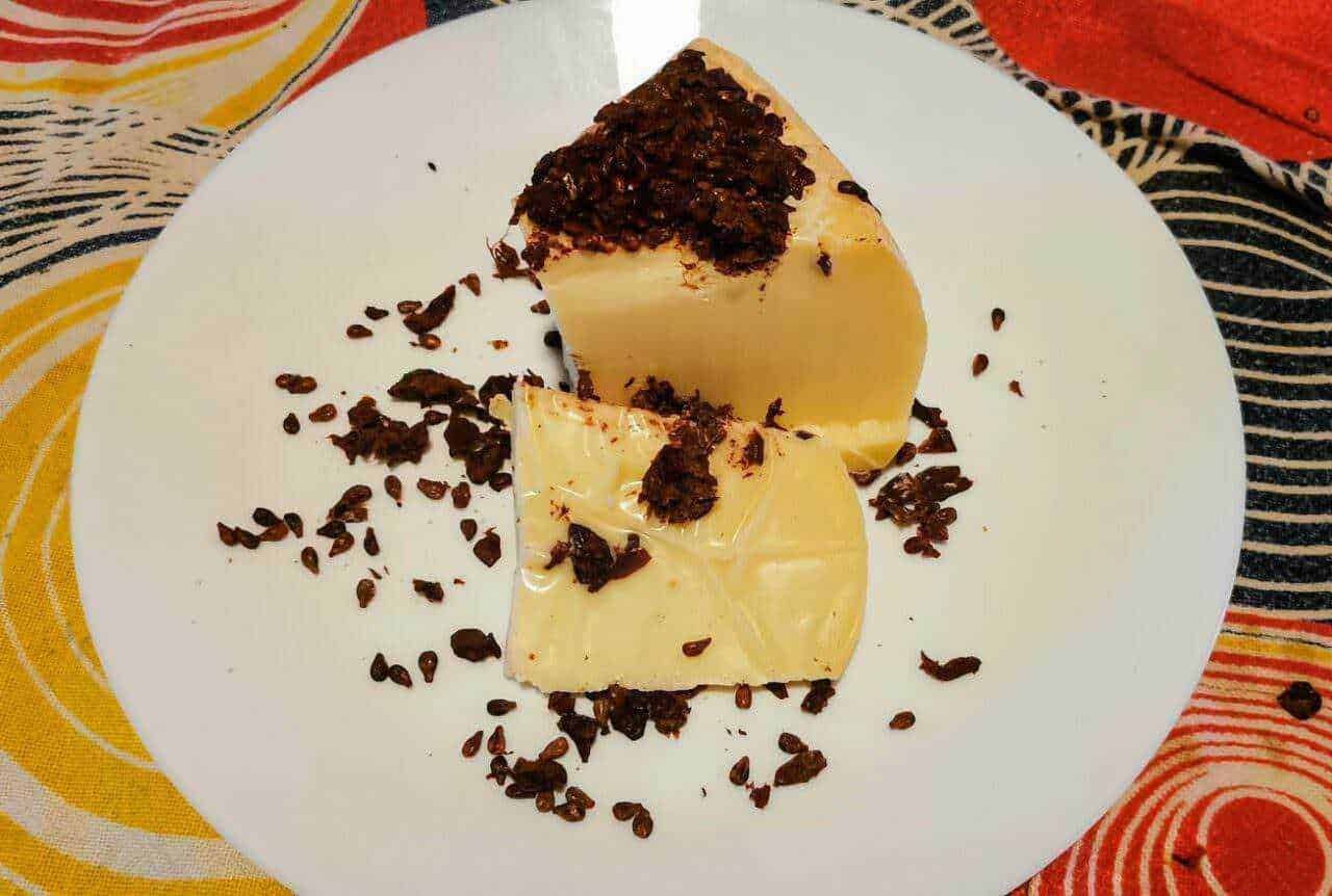Crema catalana con cioccolato grattugiato su piatto bianco, dessert classico italiano, dolce cremoso con cioccolato, ricetta tradizionale, presentazione elegante, ingrediente goloso, visita Appunti Sul Blog per ricette, dolci italiani.